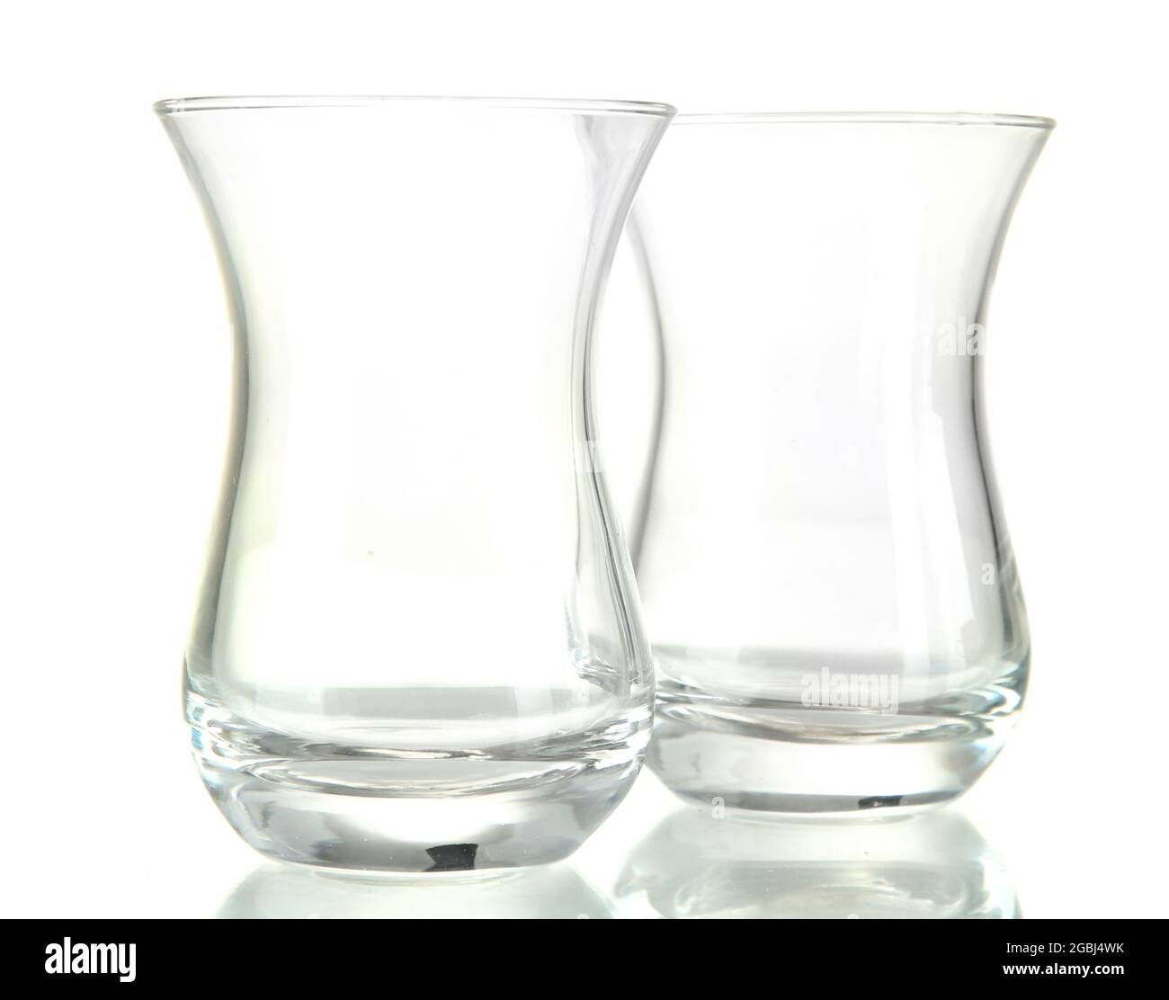 Bicchieri vuoti per tè turco, isolati su bianco Foto stock - Alamy