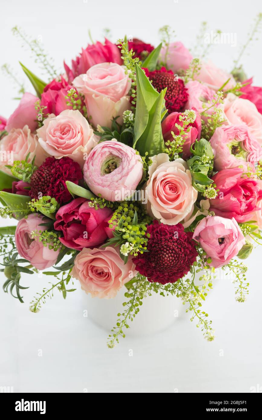 Botanica, bouquet primaverile in rosa con ranunculus, Ranunculus Hybride, PER IL SALUTO/CARTOLINA-USO IN GERM.SPEAK.C ALCUNE RESTRIZIONI POSSONO APPLICARSI Foto Stock
