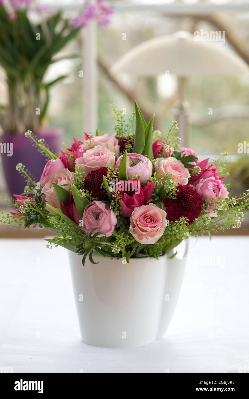Botanica, bouquet primaverile in rosa con ranunculus, Ranunculus Hybride, PER IL SALUTO/CARTOLINA-USO IN GERM.SPEAK.C ALCUNE RESTRIZIONI POSSONO APPLICARSI Foto Stock