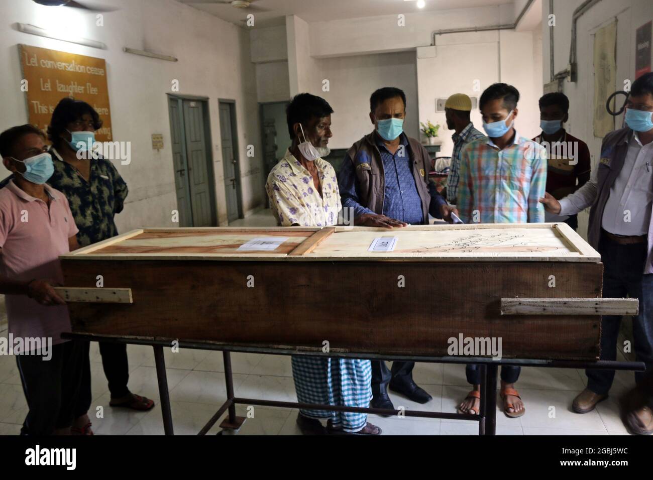 Agosto 04,2021, dhaka, bangladesh: Dopo aver fatto il DNA profiling dei corpi, i corpi di Shejan Juice Factory vittime di fuoco sono stati readed per mano Foto Stock
