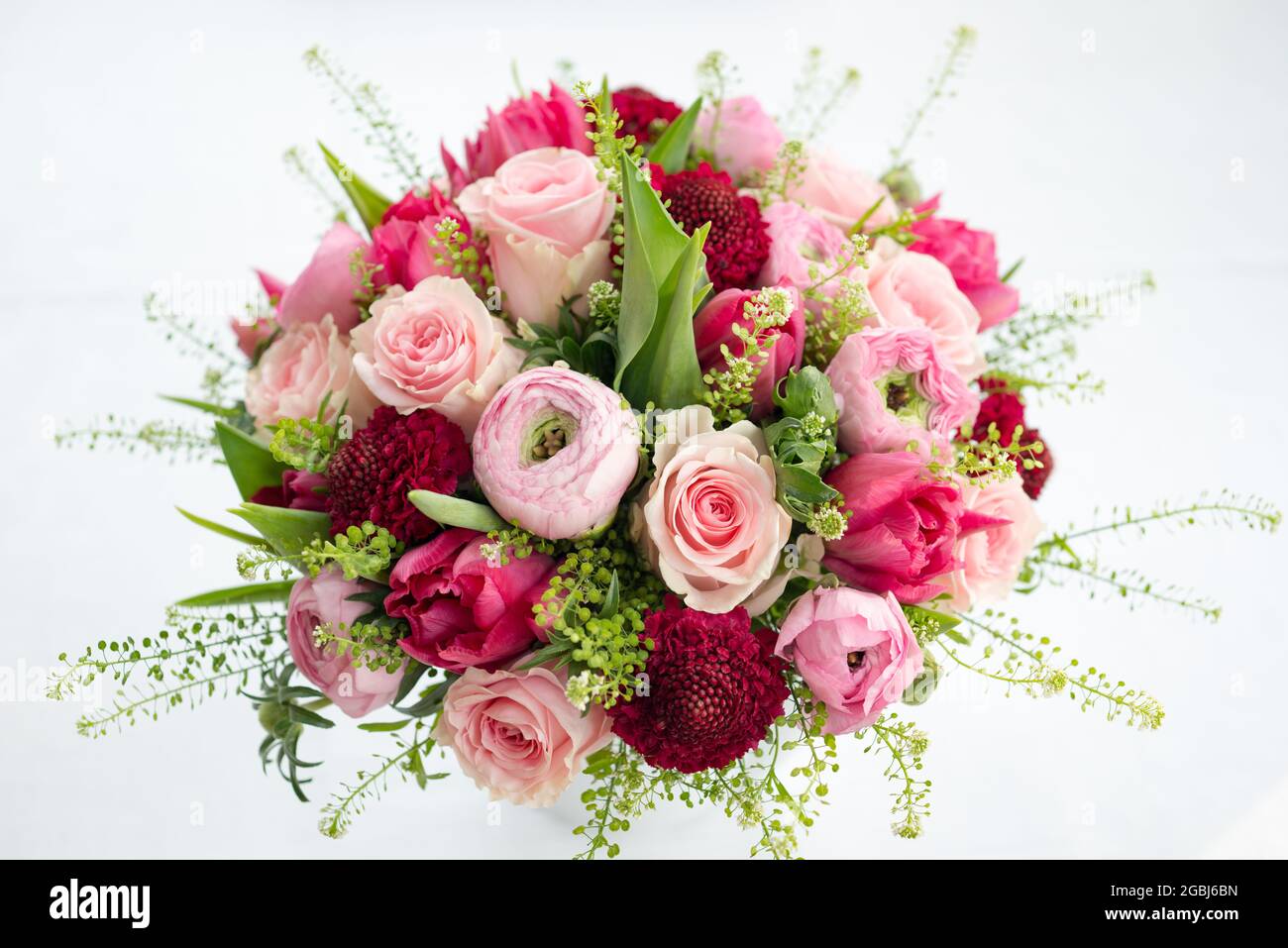 Botanica, bouquet primaverile in rosa con ranunculus, Ranunculus Hybride, PER IL SALUTO/CARTOLINA-USO IN GERM.SPEAK.C ALCUNE RESTRIZIONI POSSONO APPLICARSI Foto Stock