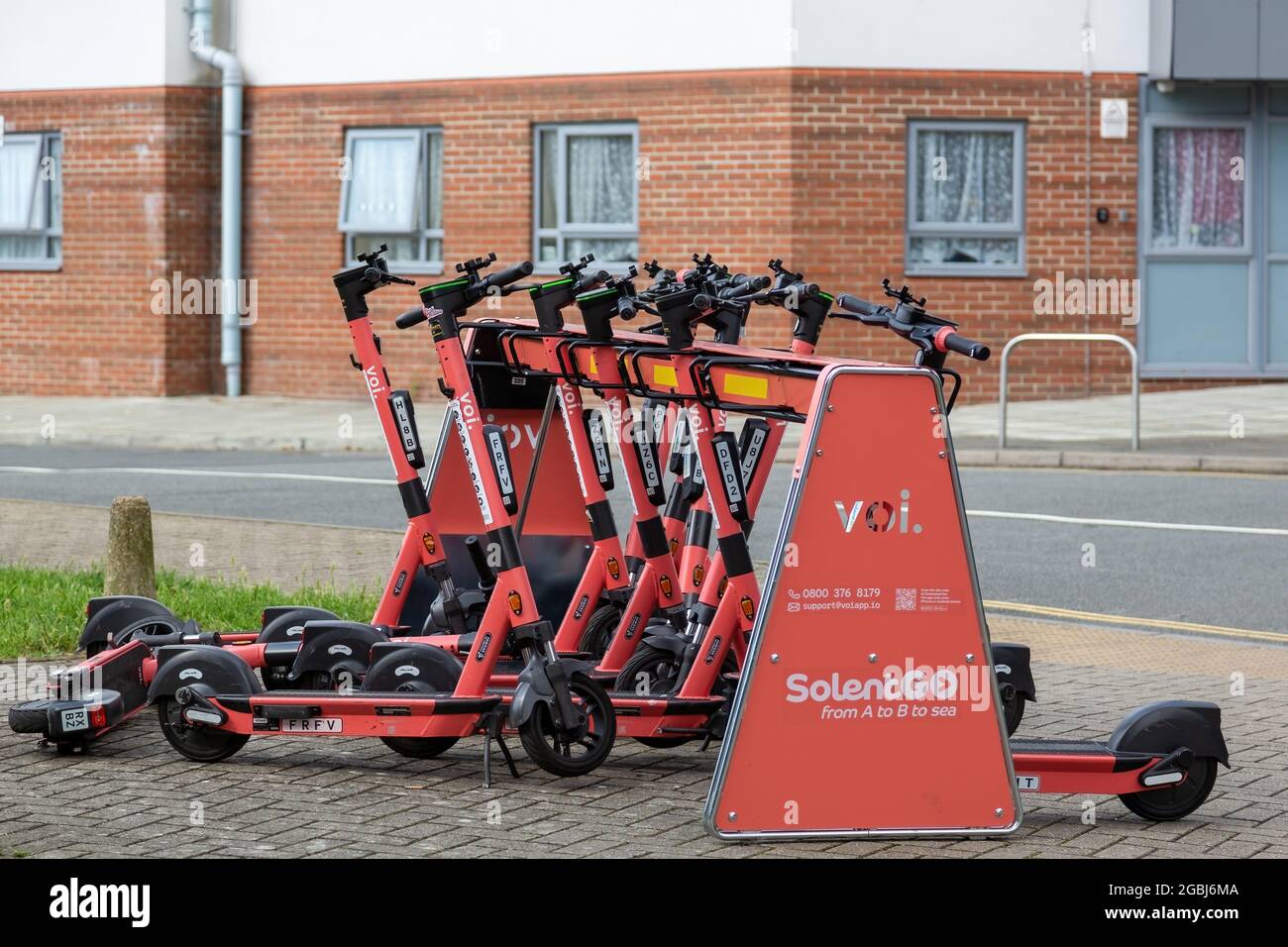 08-04-2021 Portsmouth, Hampshire, Regno Unito voi e-scooter o scooter elettrico in un parco scooter pronto per essere noleggiato Foto Stock