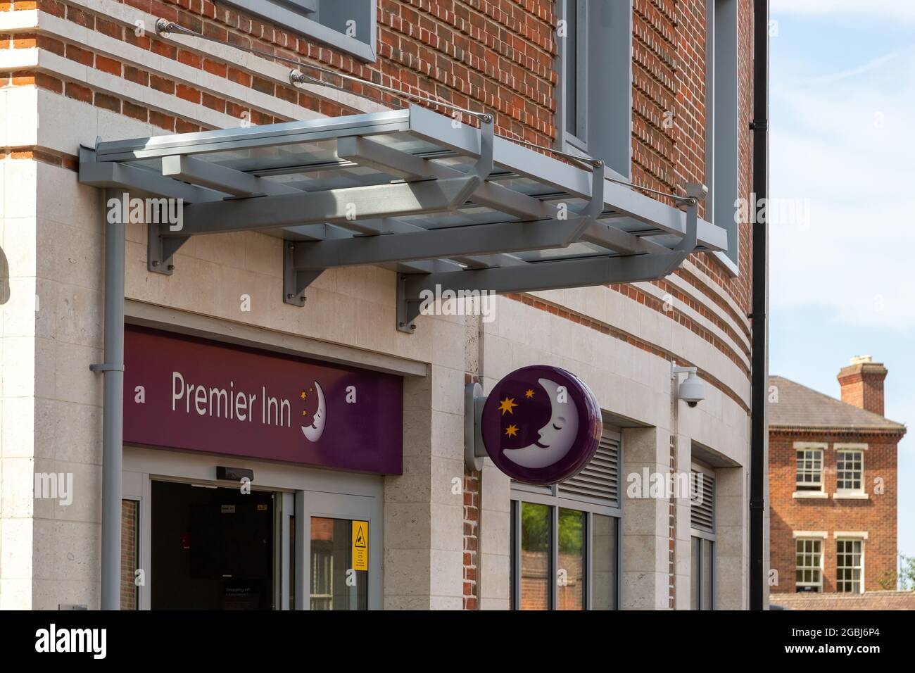 08-04-2021 Portsmouth, Hampshire, Regno Unito il cartello sopra l'entrata di un Premier Inn Hotel che mostra il cartello e il logo Foto Stock