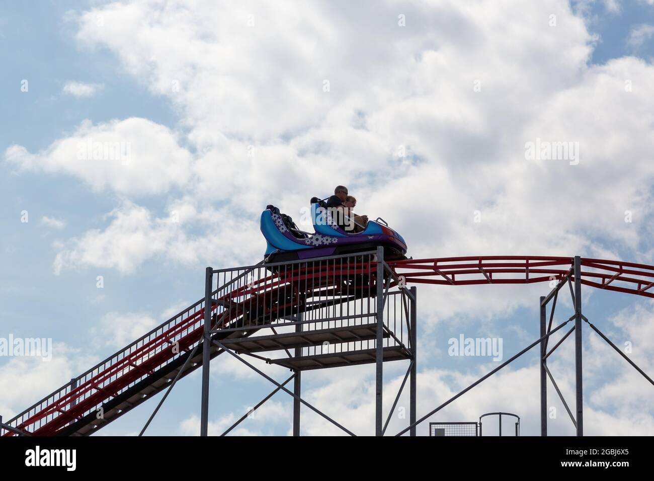 Un vecchio stile di montagne russe sul mare a Southsea, Portsmouth, preso dal molo Clarence Foto Stock