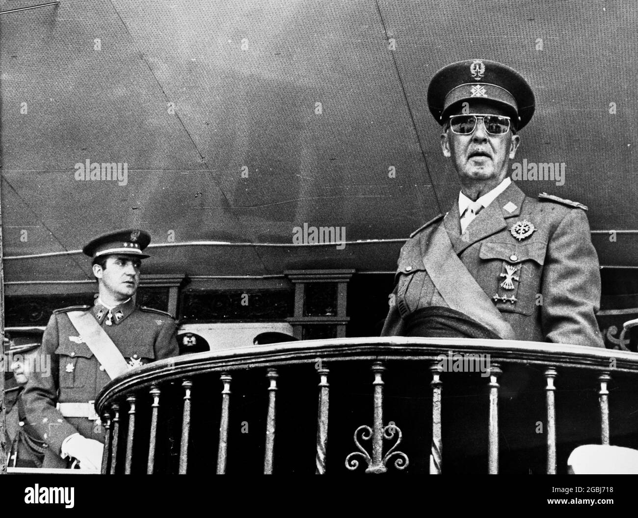 MADRID, SPAGNA - 05 giugno 1969 - il generale Francisco Franco (destra 1892-1975) guarda una sfilata a Madrid, in Spagna, per celebrare la sua vittoria nello spagnolo ci Foto Stock