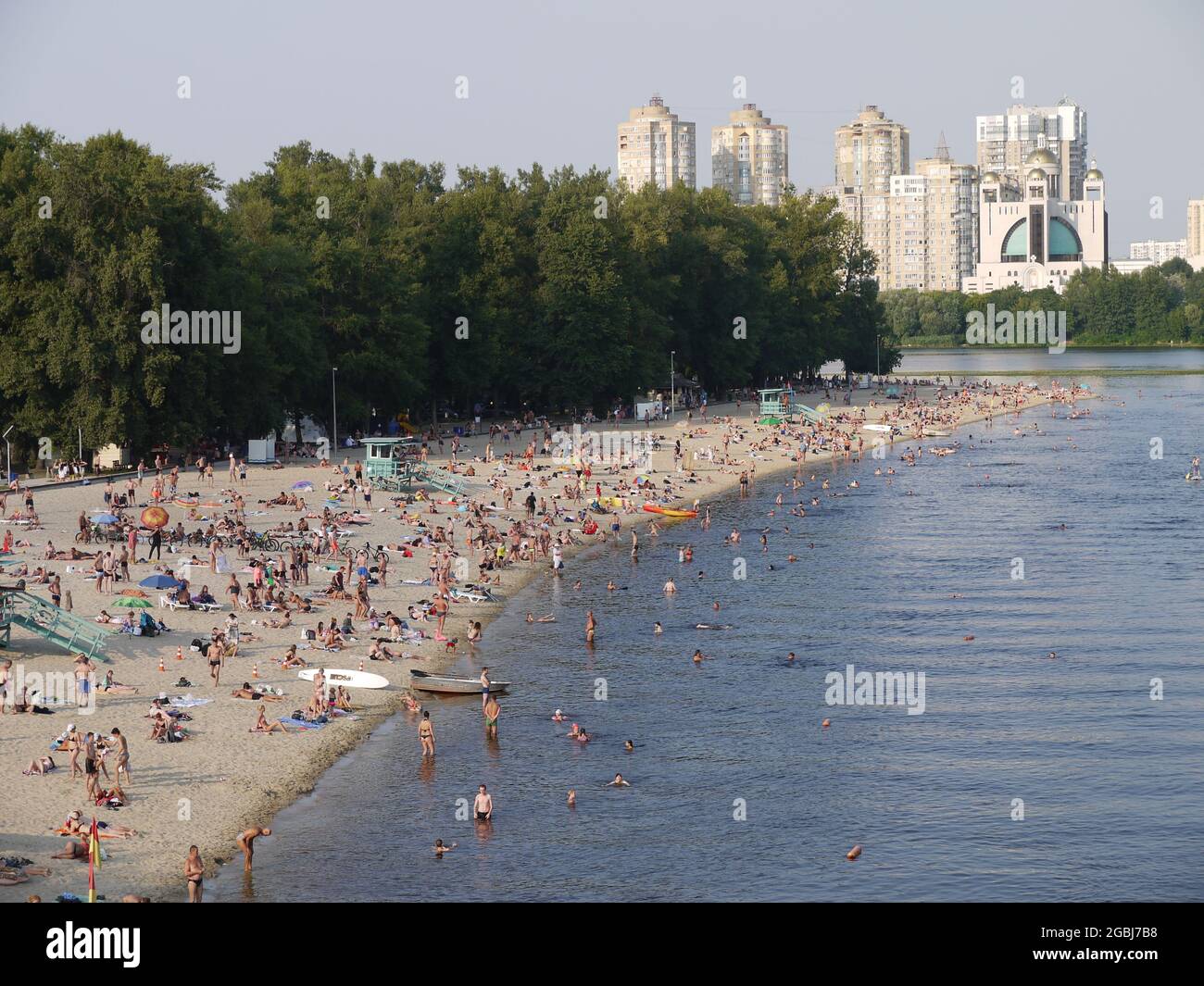 Le spiagge sulle rive del fiume Dnieper nel centro di Kiev, Ucraina, a metà estate Foto Stock