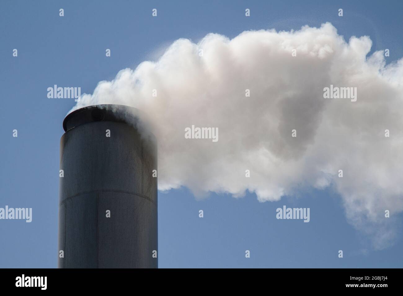 75 / 5000 Übersetzungsergebnisse Ship Chimney che soffia fumo dannoso per l'ambiente in aria durante il suo viaggio Foto Stock