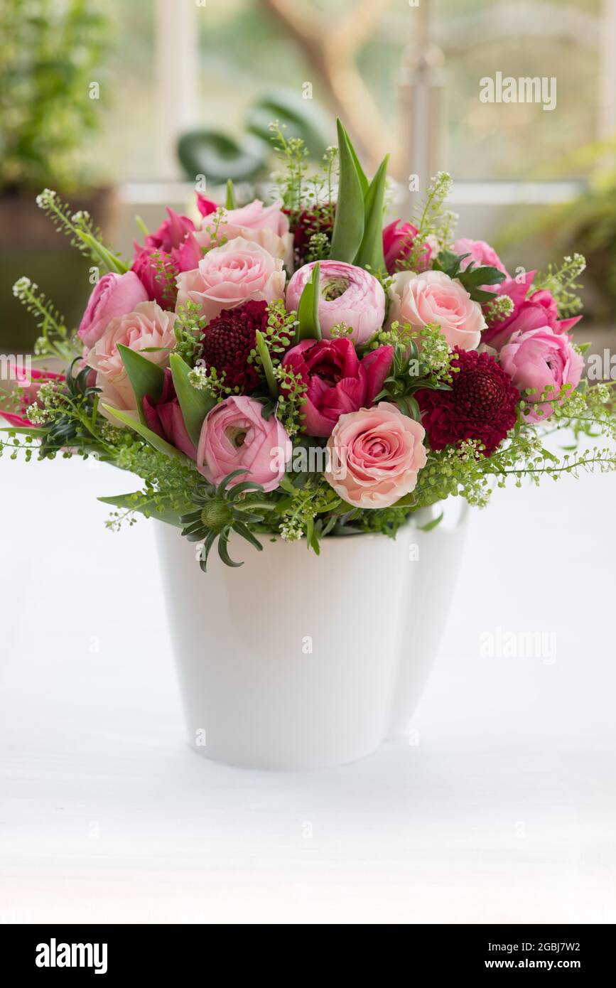 Botanica, bouquet primaverile in rosa con ranunculus, Ranunculus Hybride, PER IL SALUTO/CARTOLINA-USO IN GERM.SPEAK.C ALCUNE RESTRIZIONI POSSONO APPLICARSI Foto Stock