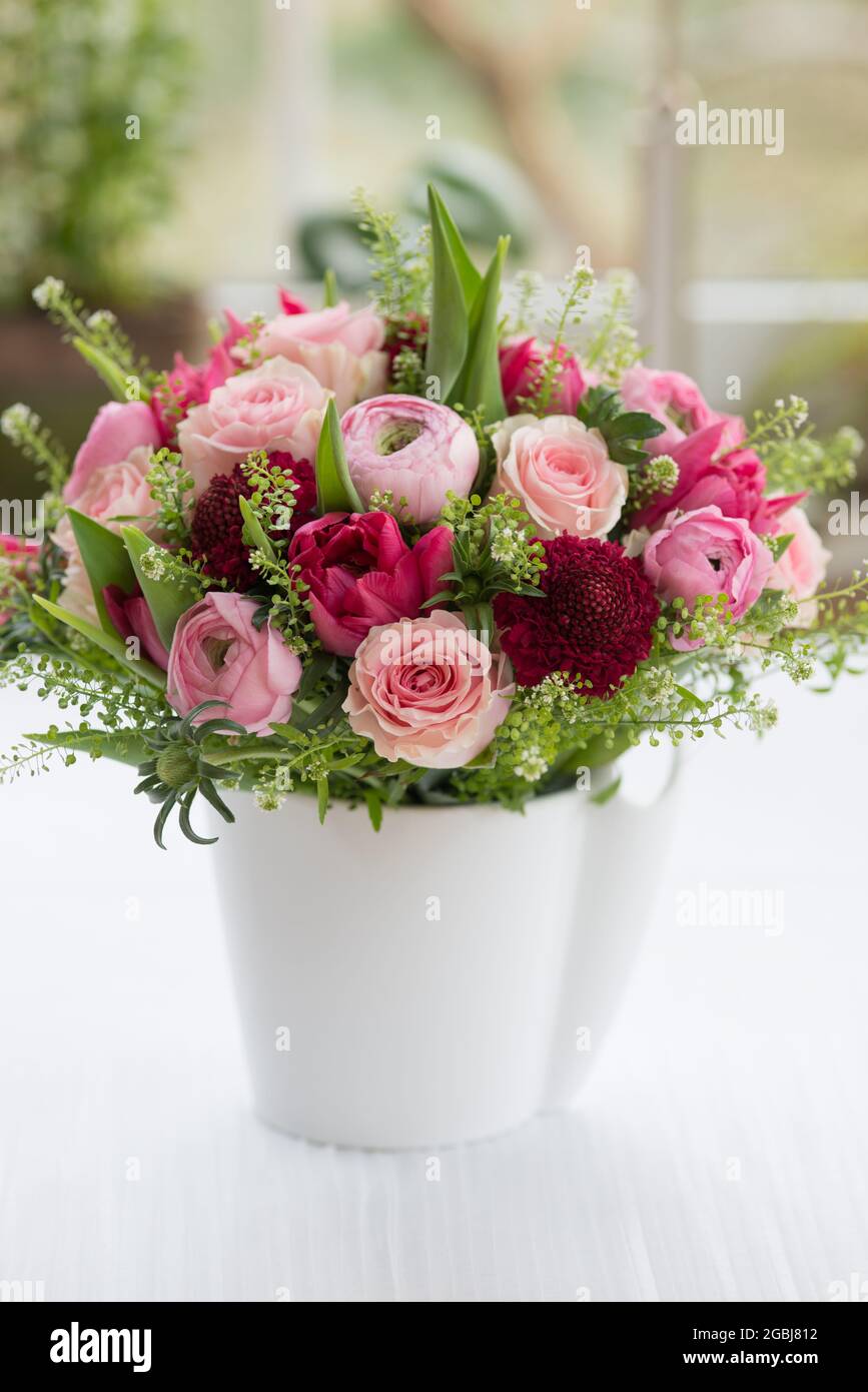 Botanica, bouquet primaverile in rosa con ranunculus, Ranunculus Hybride, PER IL SALUTO/CARTOLINA-USO IN GERM.SPEAK.C ALCUNE RESTRIZIONI POSSONO APPLICARSI Foto Stock