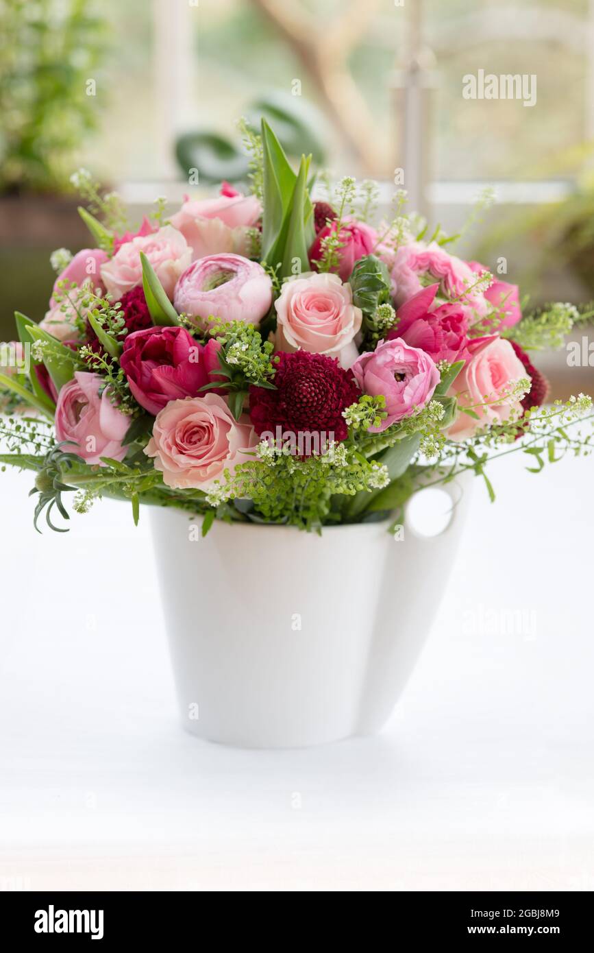 Botanica, Ranunculus Hybride, Ranunculus Hybriden, Rosa Hybride, PER IL SALUTO/CARTOLINA-USO IN GERM.SPEAK.C ALCUNE RESTRIZIONI POSSONO APPLICARSI Foto Stock