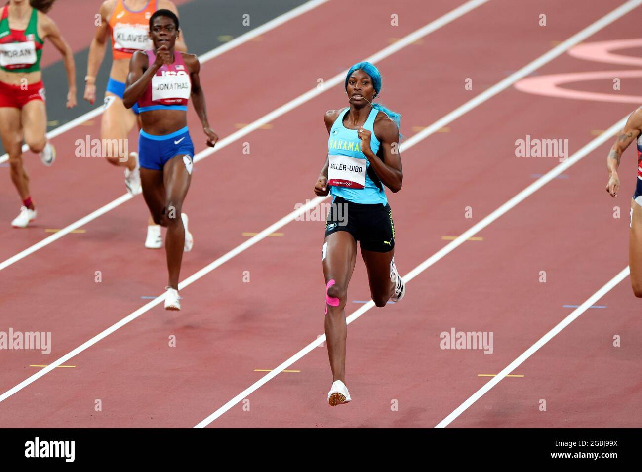 Tokyo, Giappone, 4 agosto 2021. Shaunae Miller-Uibo del Team Bahamas in testa durante la Semifinale femminile di 400m il giorno 12 dei Giochi Olimpici di Tokyo 2020. Credit: Pete Dovgan/Speed Media/Alamy Live News Foto Stock