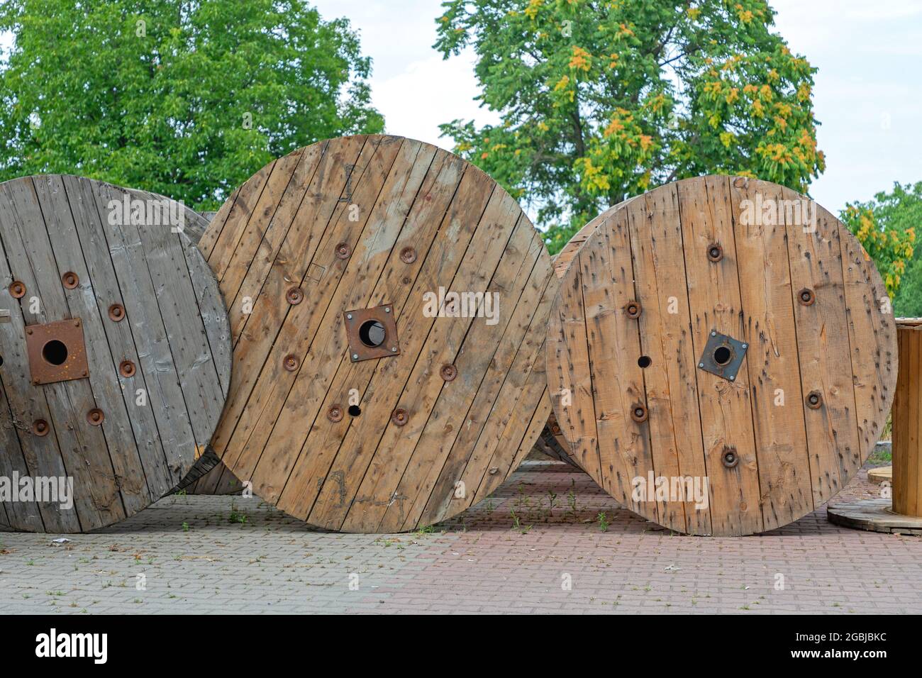 Bobine per cavi industriali grandi bobine per esterno in legno Foto stock -  Alamy