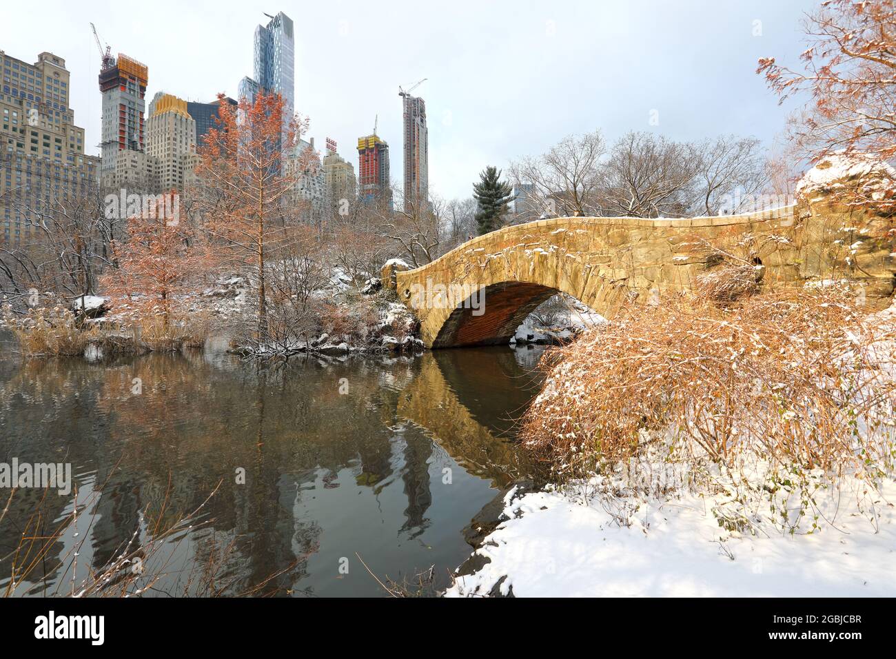 Geografia / viaggio, Stati Uniti, New York, New York City, Gapstow Bridge, Central Park con neve, INFORMAZIONI-DI-AUTORIZZAZIONE-DIRITTI-AGGIUNTIVI-NON-DISPONIBILI Foto Stock