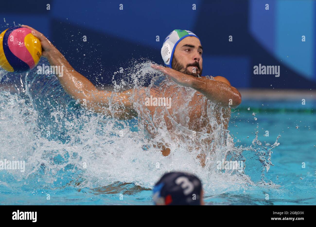 Tokyo, Giappone. 4 agosto 2021. Francesco di Fulvio Italia spara durante la finale maschile del concorso Water Polo tra Serbia e Italia ai Giochi Olimpici di Tokyo 2020 a Tokyo, Giappone, 4 agosto 2021. Credit: Ding Xu/Xinhua/Alamy Live News Foto Stock