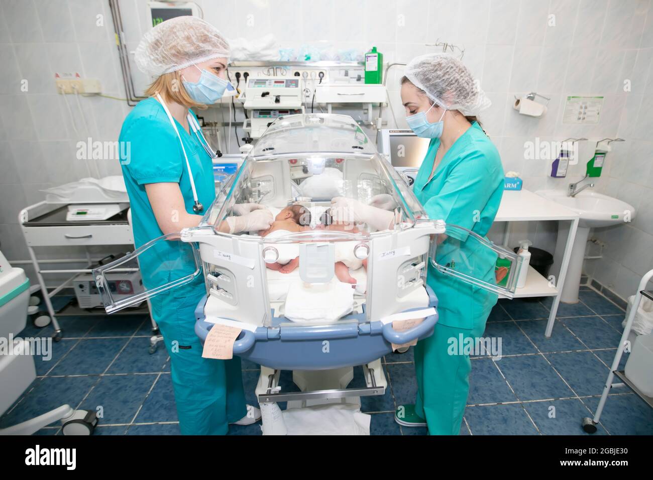 Un medico per bambini sta con una scatola per neonati in un ospedale per bambini. Foto Stock