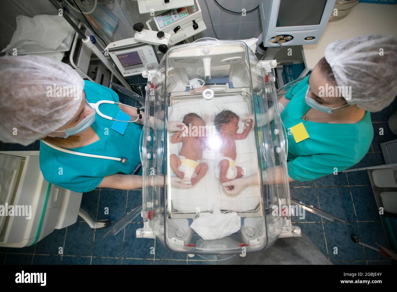 Un medico per bambini sta con una scatola per neonati in un ospedale per bambini. Foto Stock