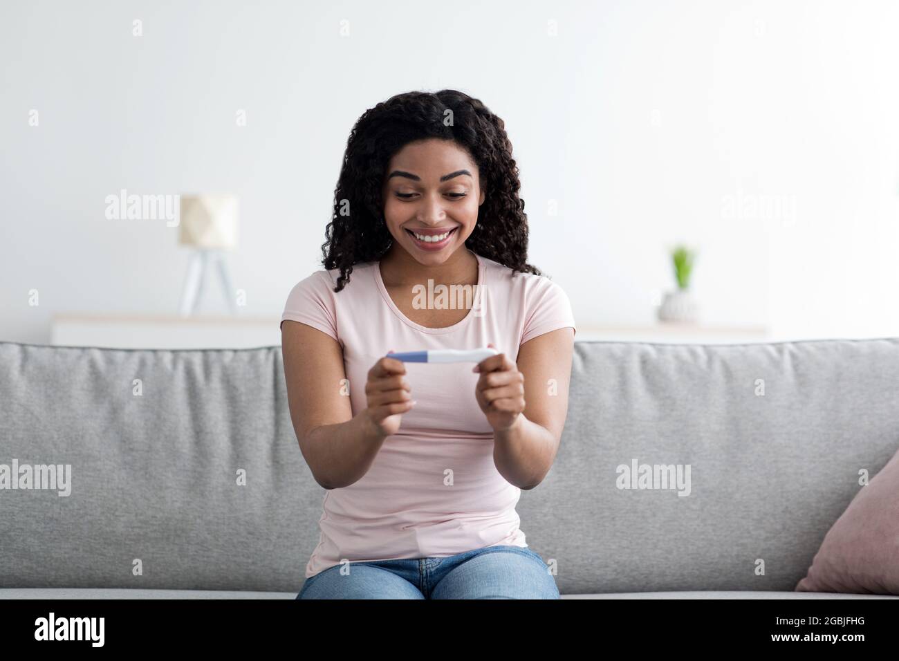 Fertilità, maternità, assistenza sanitaria ed emozione umana, godere di notizie, si sente eccitato dalla gravidanza Foto Stock