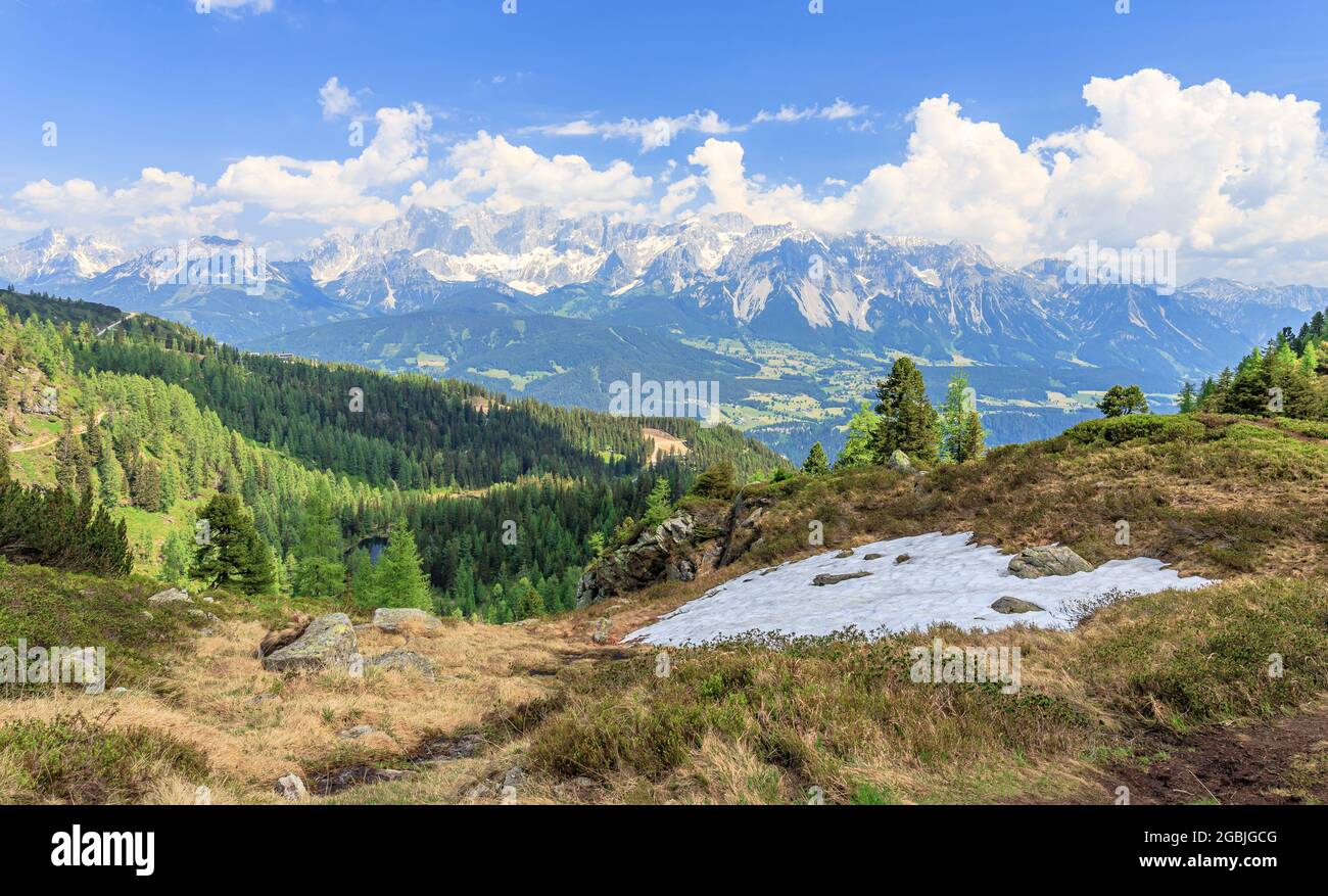 Vista panoramica sulla catena montuosa del Dachstein dal Reiteralm a Preunegg Foto Stock