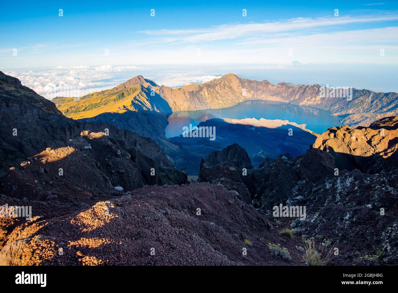 Monte Rinjani cratere e un'ombra gettata dalla vetta all'alba. Foto Stock