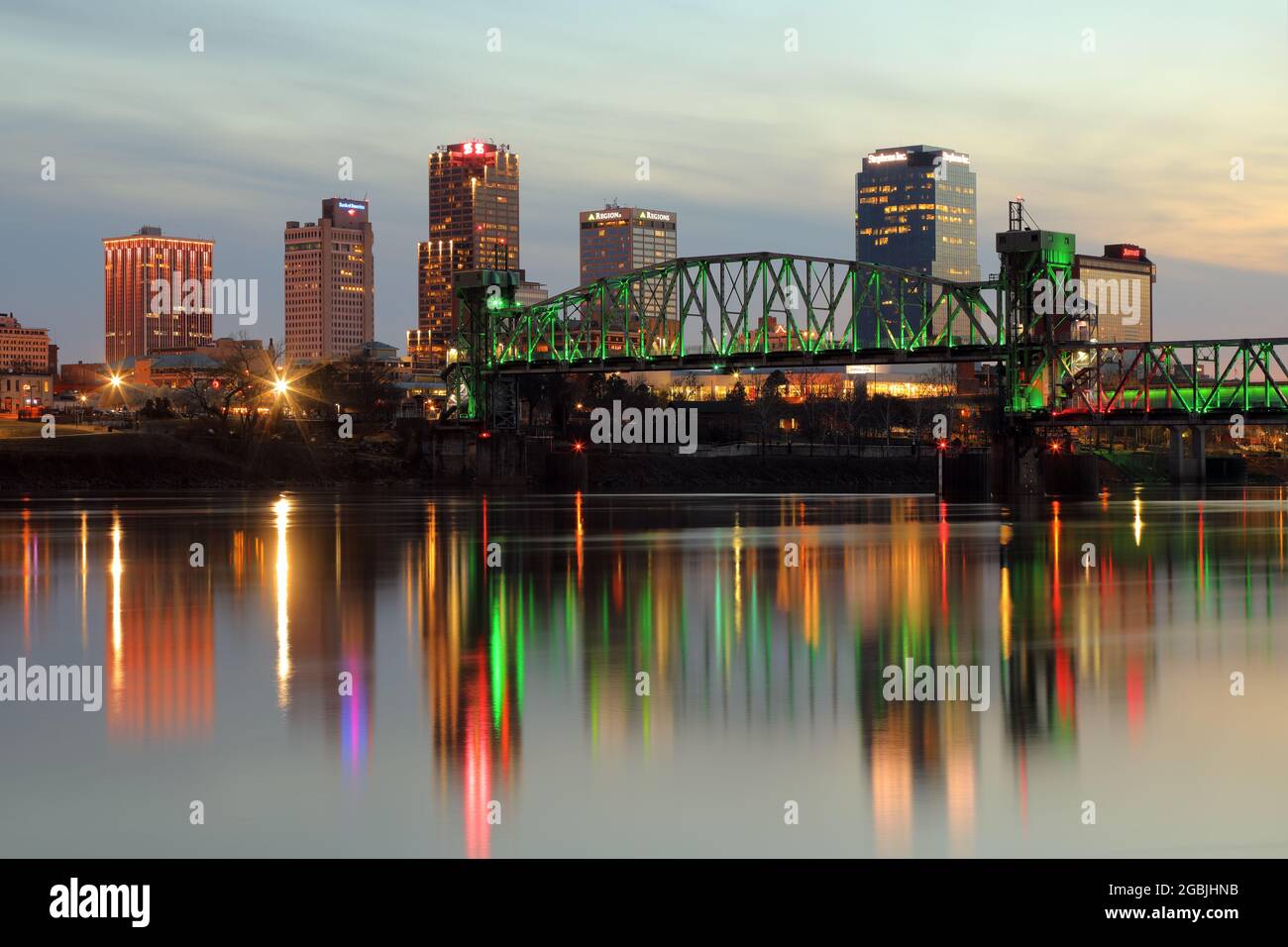 Geografia / viaggio, Stati Uniti, Arkansas, Little Rock, skyline e Arkansas River, di notte, Little Rock, DIRITTI AGGIUNTIVI-AUTORIZZAZIONE-INFORMAZIONI-NON-DISPONIBILE Foto Stock