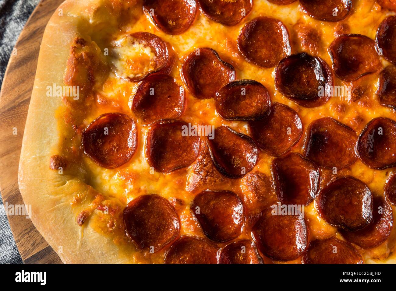 Pizza crosta farcita con formaggio con peperoni fatti in casa Foto Stock