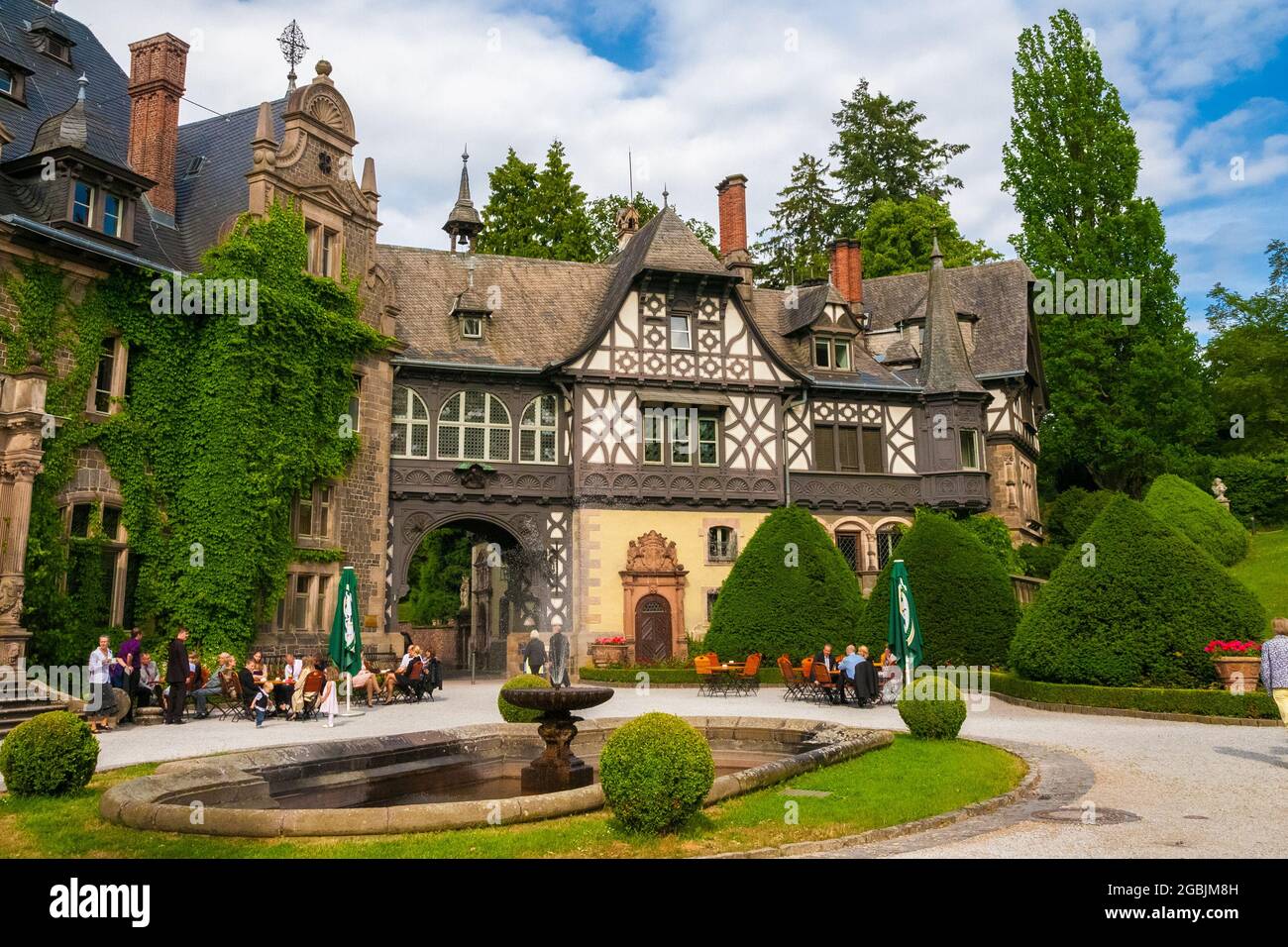 Bella vista ravvicinata del lato sud dello Schloss Rauischholzhausen, il castello-come è stato costruito tra il 1871 e il 1878 da Ferdinand Stumm. Il... Foto Stock