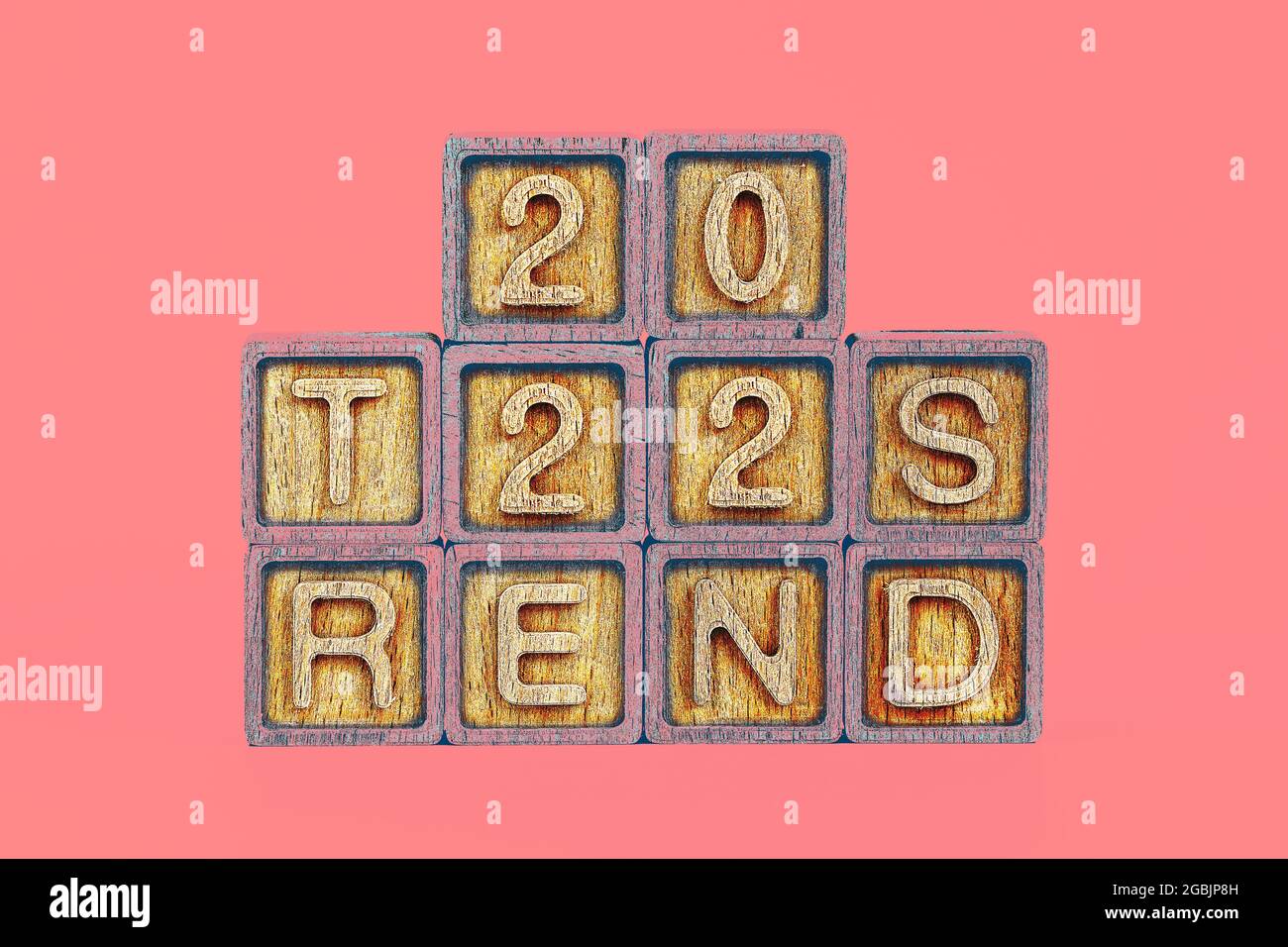 2022 tendenze tema. cubi di legno con la parola 'tendenze' e numeri '2022', su sfondo corallino Foto Stock