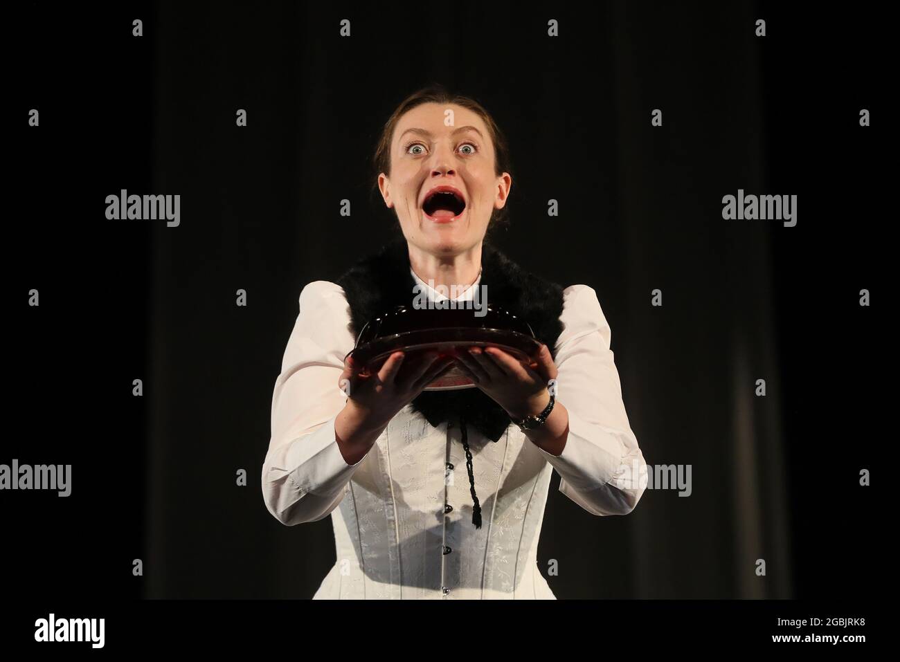 Rachel o'Byrne, membro del cast di The Dead, an Opera, durante una fotocellula sul palco del Gaiety Theatre di Dublino. Una versione lirica del racconto breve di James Joyce The Dead prenderà sul palco questo fine settimana - il primo teatro dal vivo che il teatro ha visto in 16 mesi. Data immagine: Mercoledì 4 agosto 2021. Foto Stock