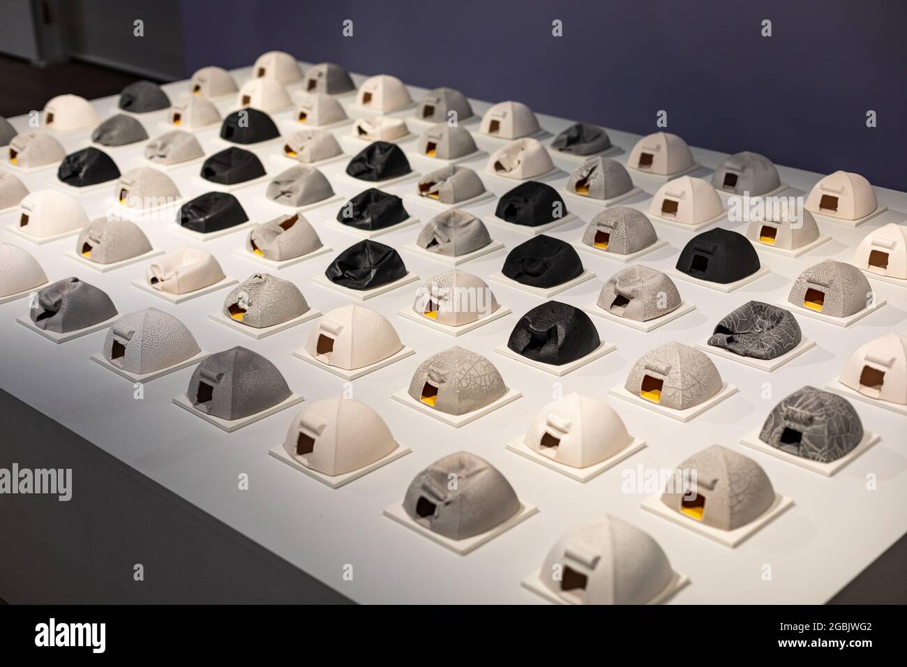 Toivo or Hope, arte ceramica di Outi Savolainen al museo D'arte moderna EMMA di Espoo, Finlandia Foto Stock