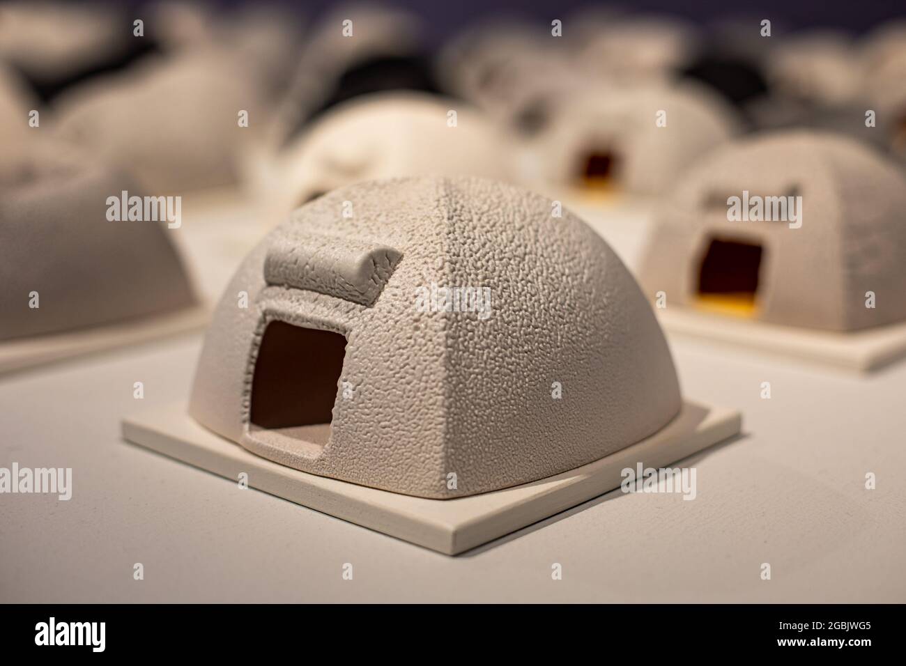 Dettaglio di Toivo o Hope, arte ceramica di Outi Savolainen, nel museo DI ARTE moderna EMMA a Espoo, Finlandia Foto Stock