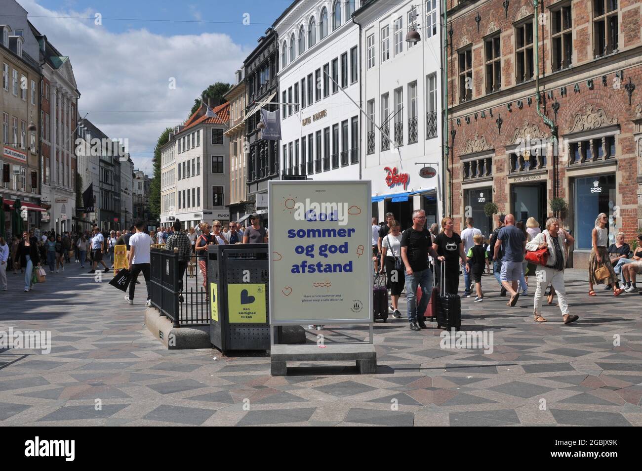 Copenhagen, Danimarca., 04 agosto 2021 , Billboard legge come hanno grandi vactions estive e mantenere distnace su stroeget sulla strada finanziaria in danese capi Foto Stock