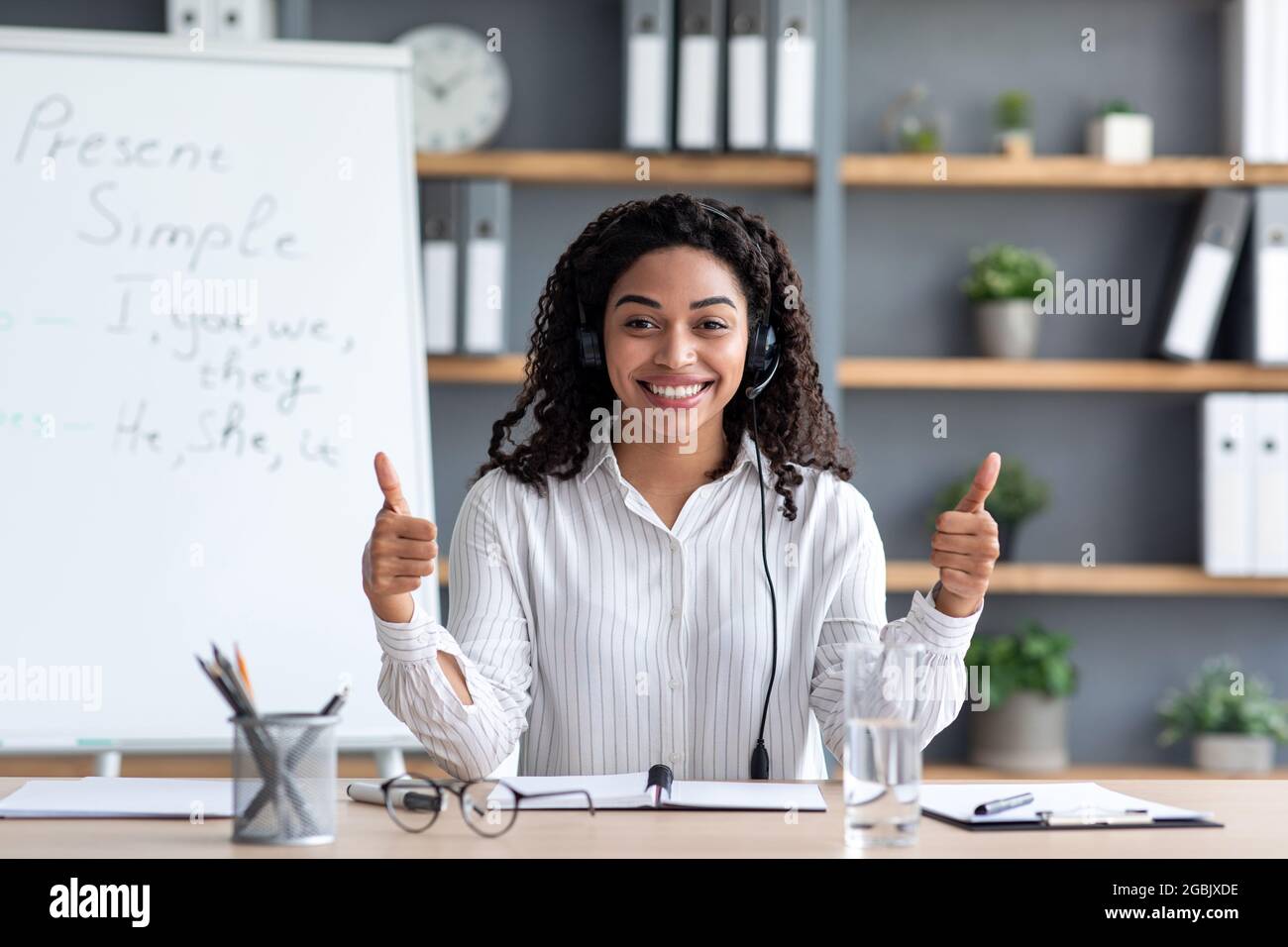 Insegnante online, lingua di apprendimento a distanza, videochiamata, registrazione vlog, covid-19 Foto Stock