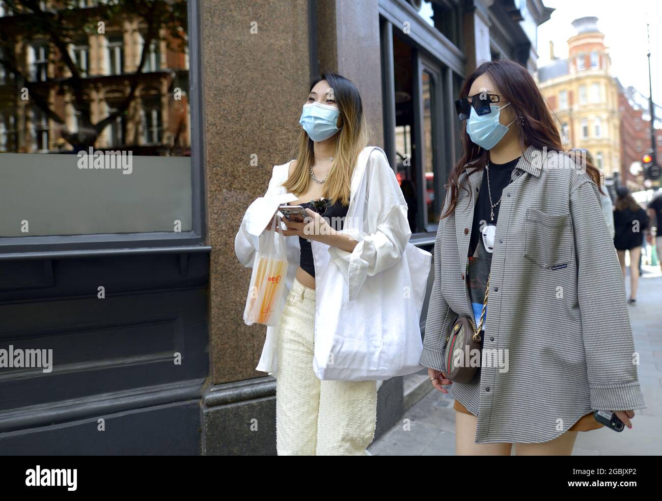 Londra, Inghilterra, Regno Unito. Donne asiatiche che indossano maschere facciali durante il COVID, Luglio 2021 Foto Stock