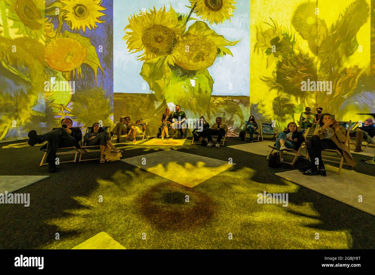 Londra, Regno Unito. 3 agosto 2021. Van Gogh: L'esperienza coinvolgente è un'installazione audio e luminosa di 20,000 metri quadrati con proiezioni a due piani. Nella zona centrale le opere di Van Gogh si estendono da pavimento a soffitto e ci sono gallerie separate che raccontano la sua vita, la sua tecnica e la sua influenza attraverso pannelli informativi, più grandi delle ricostruzioni di vita e aree interattive. Si trova in un ex stabile edificio sulla strada commerciale. Credit: Guy Bell/Alamy Live News Foto Stock
