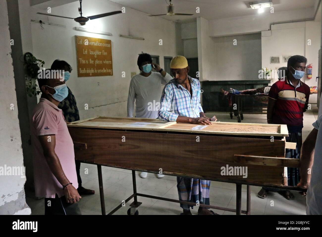 Dhaka, Bangladesh, agosto: Parenti delle vittime nella zona della malinconia DMCH, piangendo dopo per ottenere i risultati del DNA e riconoscere i cadaveri dei loro bambini, che sono morti nel fuoco della fabbrica di succo di Shejan l'8 luglio a Rupganj di Narayanganjat. Le vittime stanno rimbalzando per la consegna ai parenti al Dhaka Medical College. Credit: Habibur Rahman / Eyepix Group/Alamy Live News Foto Stock