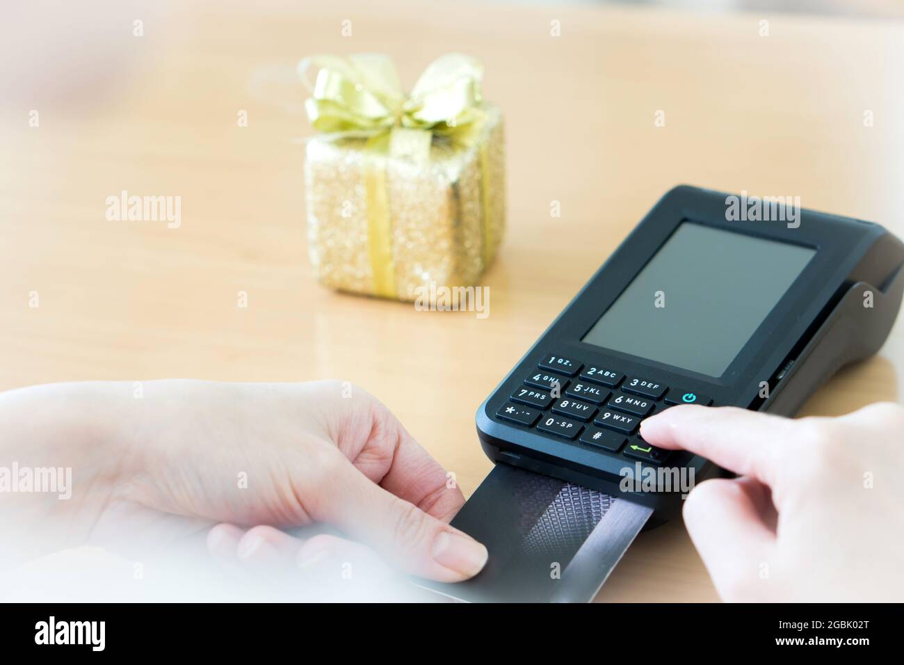 Pagamento con tecnologia NFC su carta di credito Foto Stock