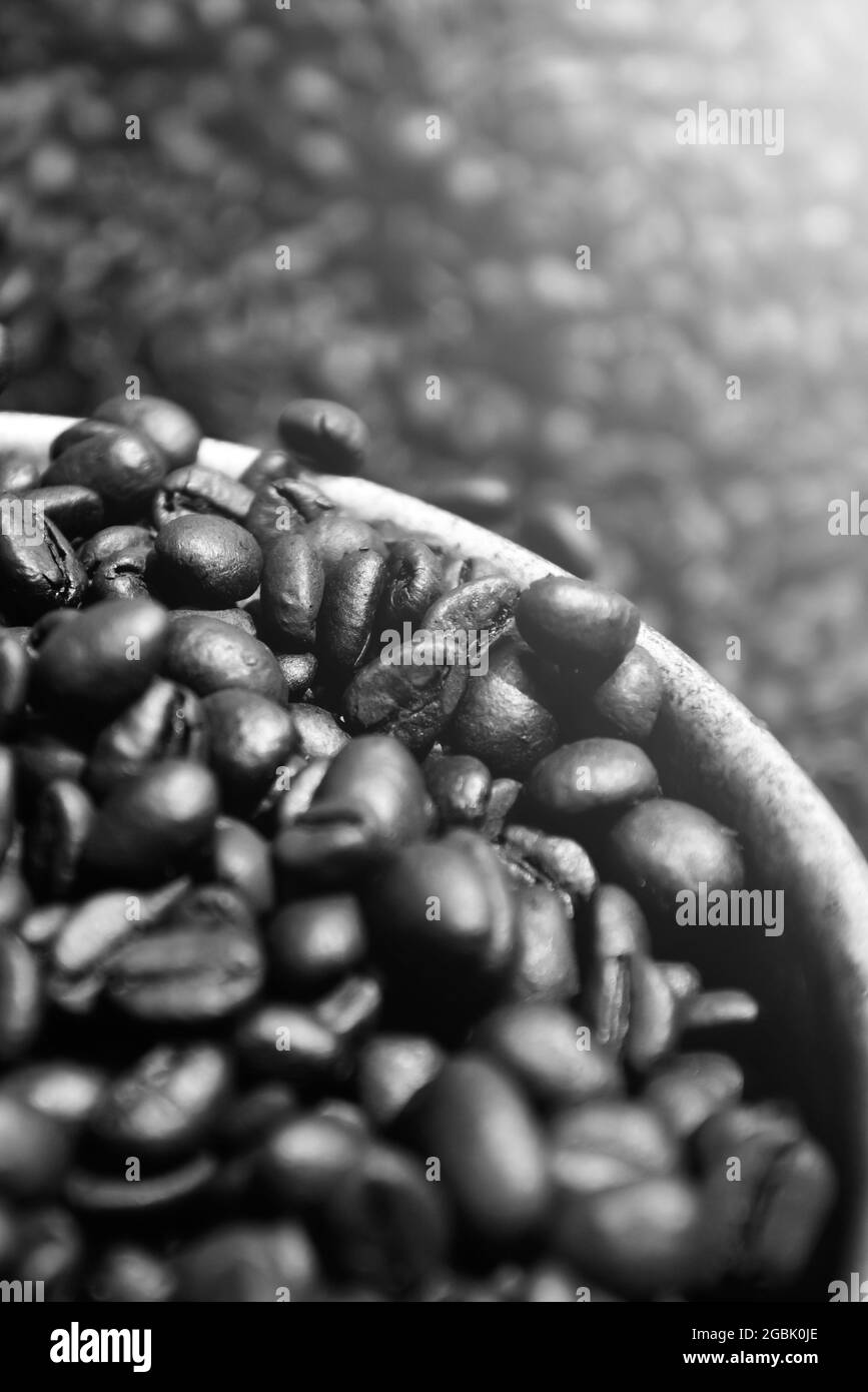 Chicchi di caffè con texture fresche tostate. Chicchi di caffè arrostiti su paletta in argento in modo tradizionale asiatico. Primo piano. Vista dall'alto. Disposizione piatta. Messa a fuoco selettiva. Foto Stock