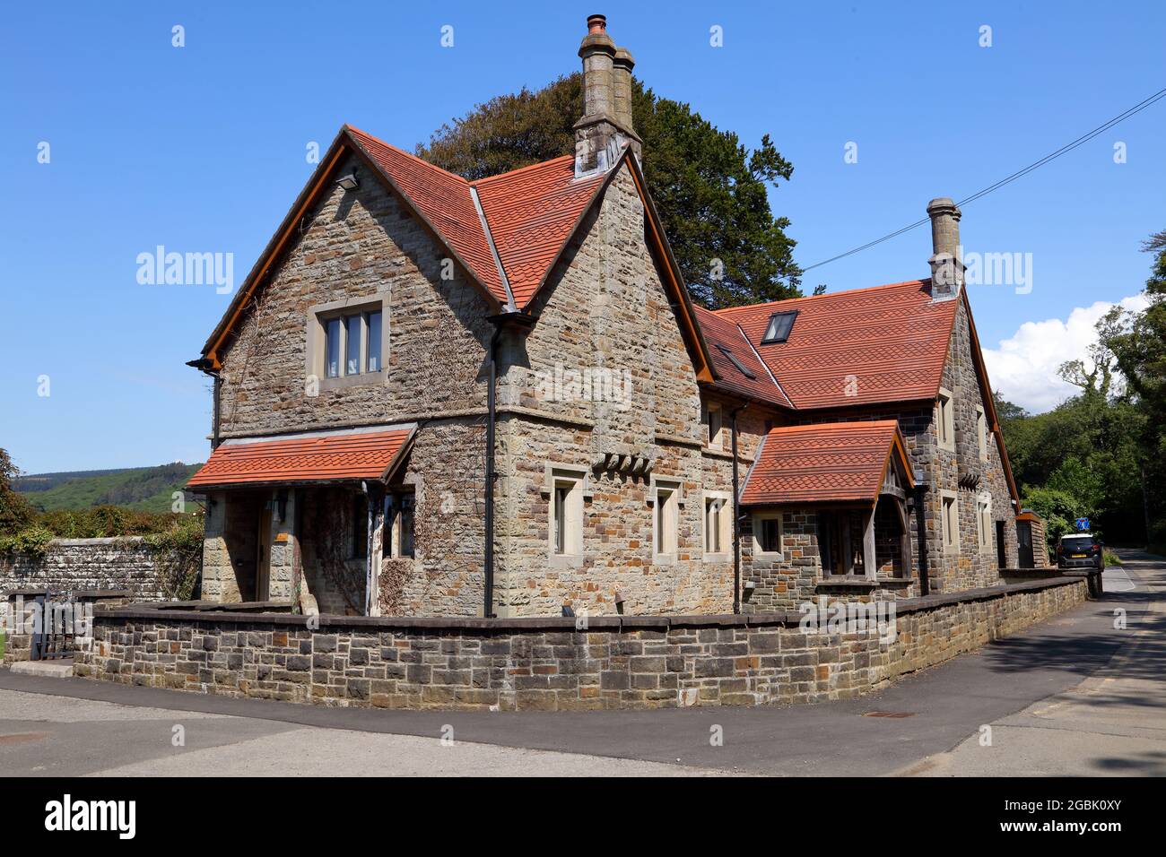 Nascosto in un angolo del parco di campagna Margam è questa grande gemma di una casa adiacente ai parchi cancelli di ferro battuto. Foto Stock