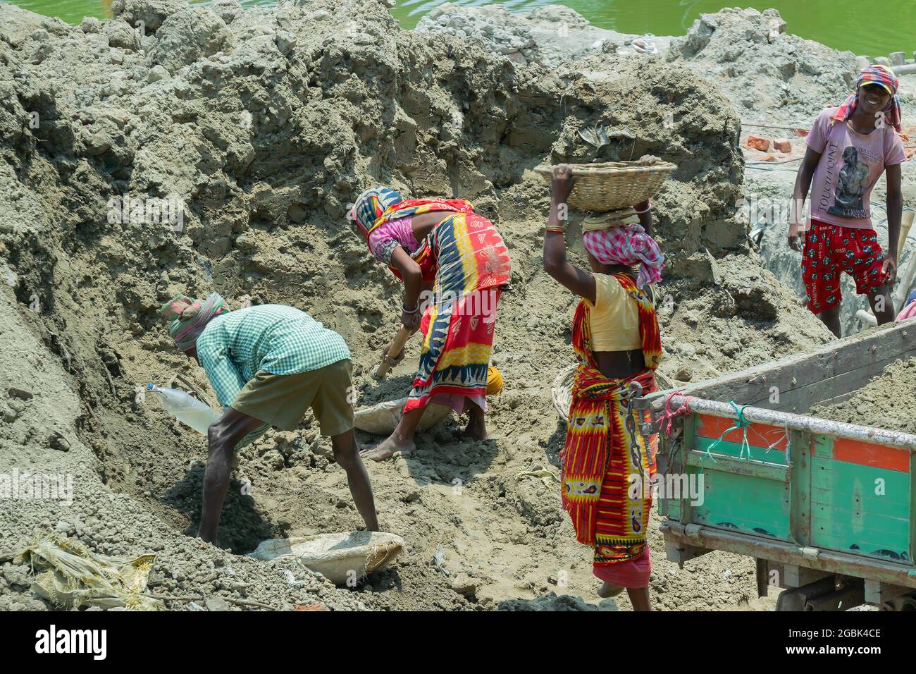 Howrah, Bengala Occidentale, India - 7 maggio 2017 : lavoratrici lavoratrici indiane che scavano e svolgono il terreno nel sito di costruzione di edifici. L’India lo ha Foto Stock