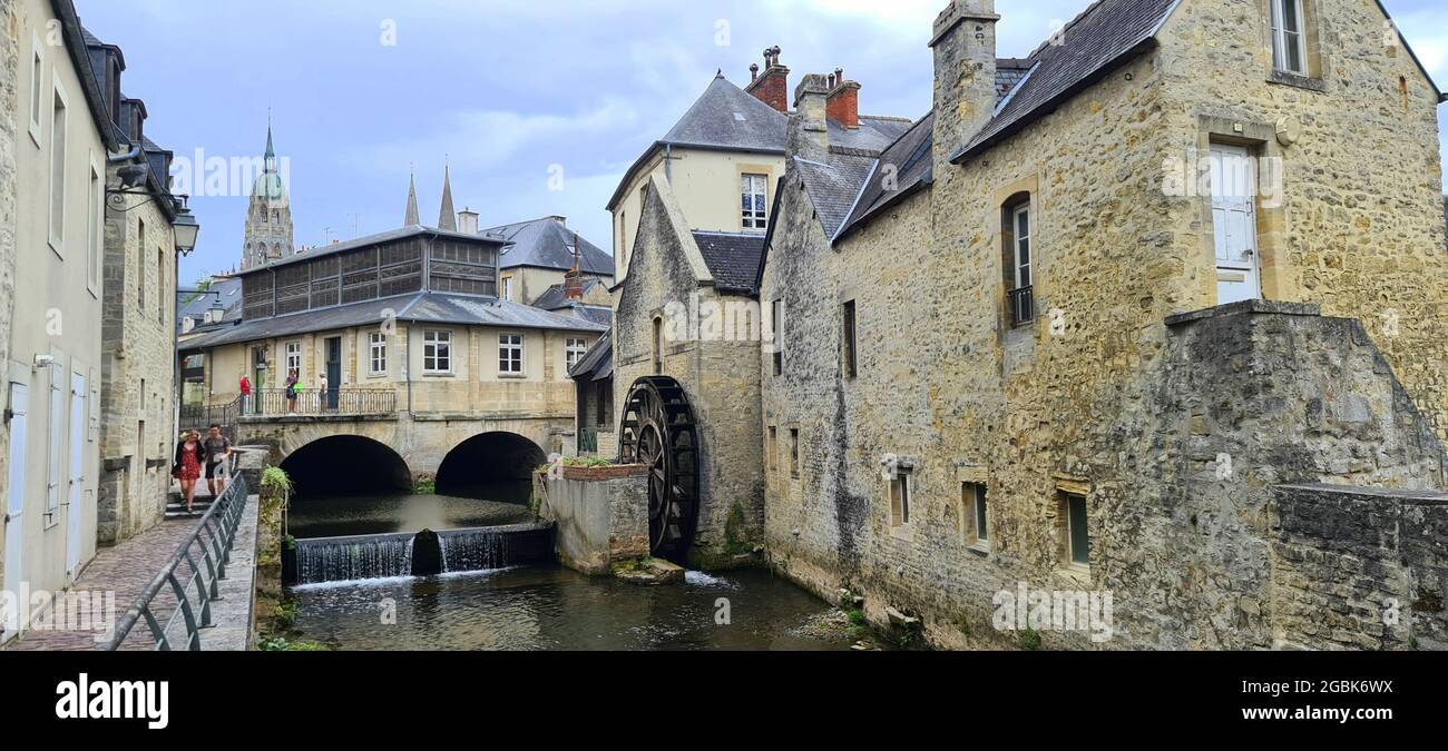 Una vecchia ruota mulino sul fiume Aure nel centro storico di Bayeux, Normandia, Francia. Foto Stock