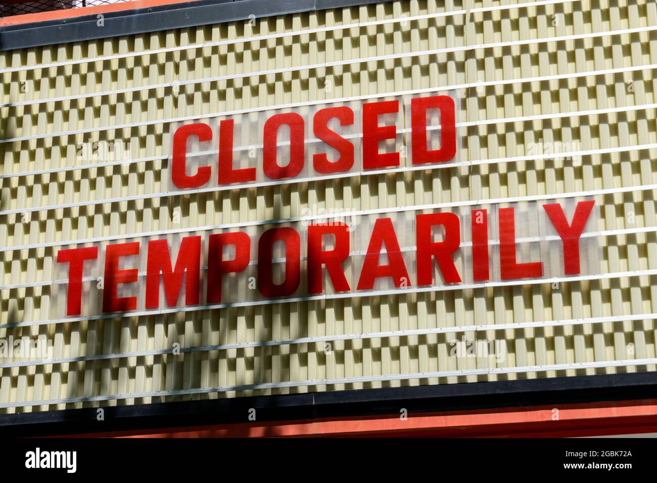 Cartello chiuso temporaneamente su cartellone di un cinema. Foto Stock