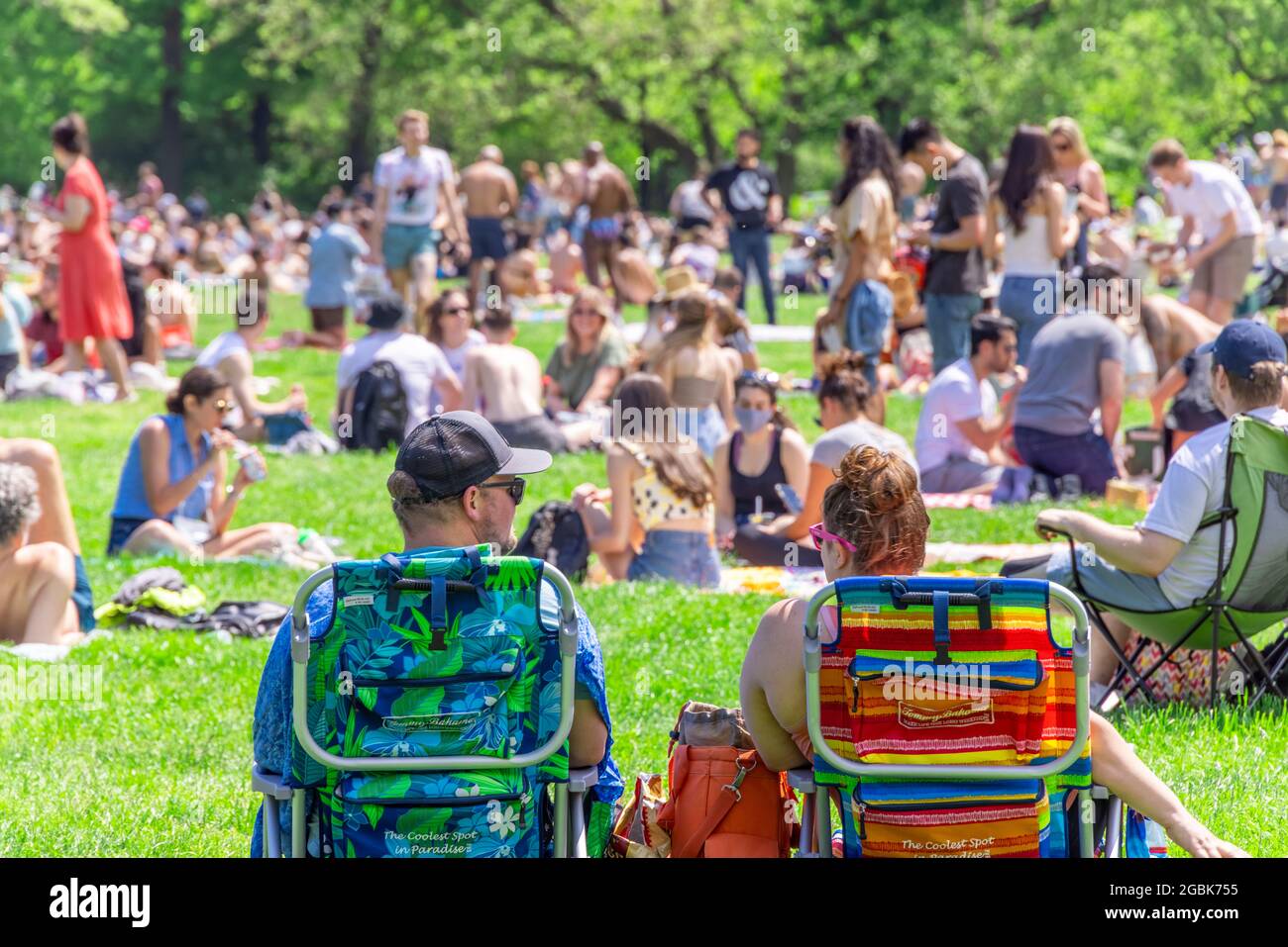 La gente si rilassa sul prato delle pecore di Central Park in mezzo a Pandemic di COVID-19 New York. Foto Stock