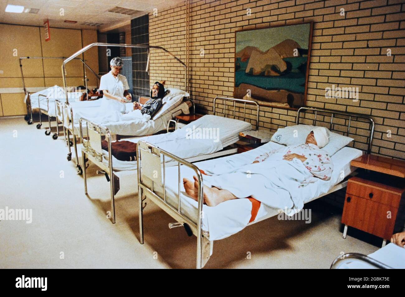 Bosnia 1993 vicino Mostar durante la guerra dei Balcani - i rifugiati nei letti dell'ospedale aspettano di vedere cosa il futuro tiene fotografato da Simon Dack Foto Stock