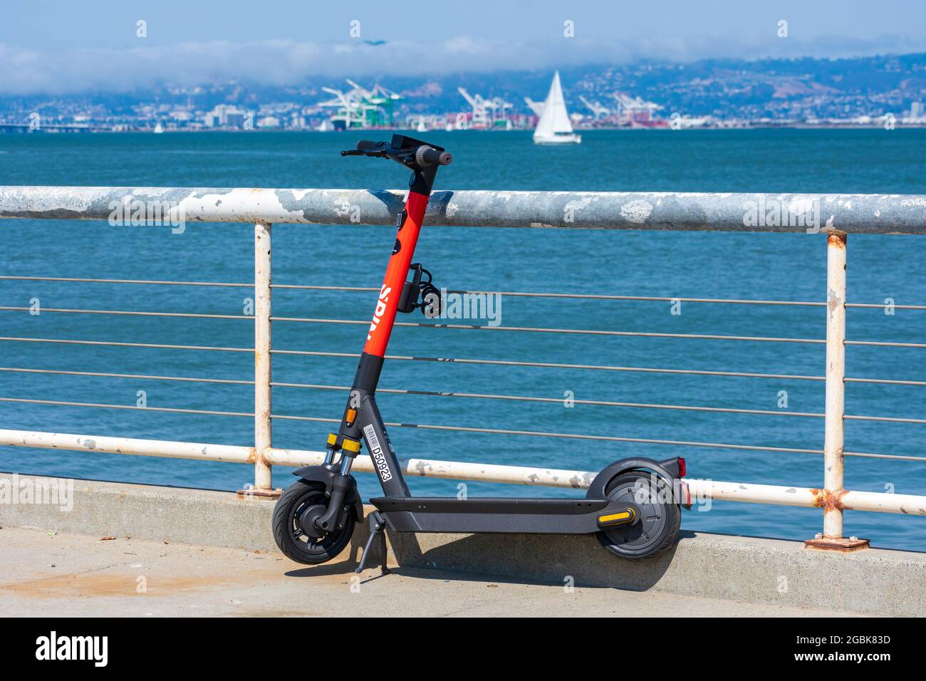 Spin scooter elettrico e-scooter riideshare S-100 parcheggiato sul lungomare panoramico. Spin è una società di condivisione di biciclette e scooter di proprietà di Ford Motor Foto Stock