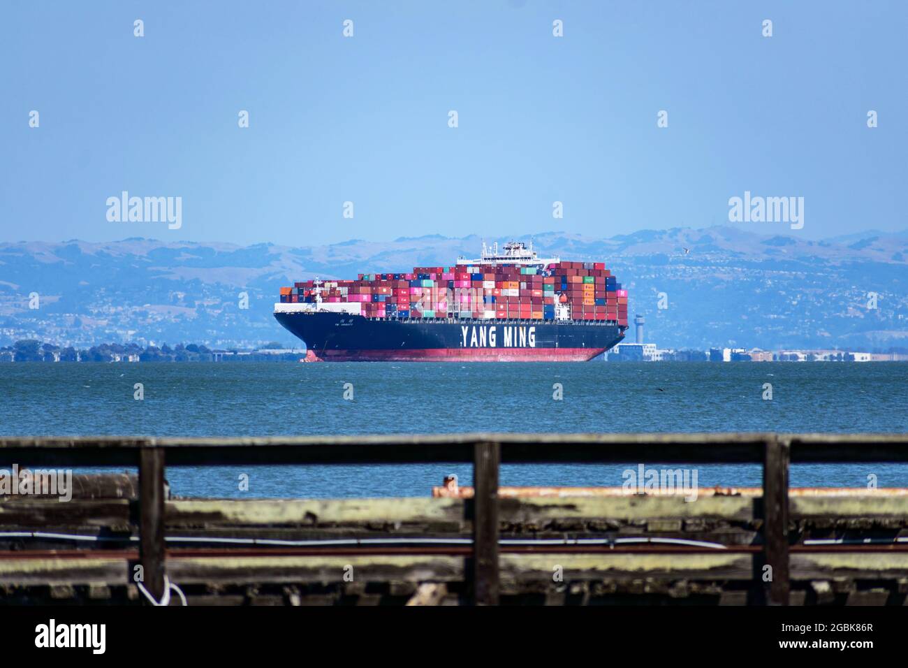 Yang Ming YM UBIQUITY container nave completamente carico di container è ancorato a San Francisco Bay e in attesa di attracco al porto di Oakland - Oaklan Foto Stock