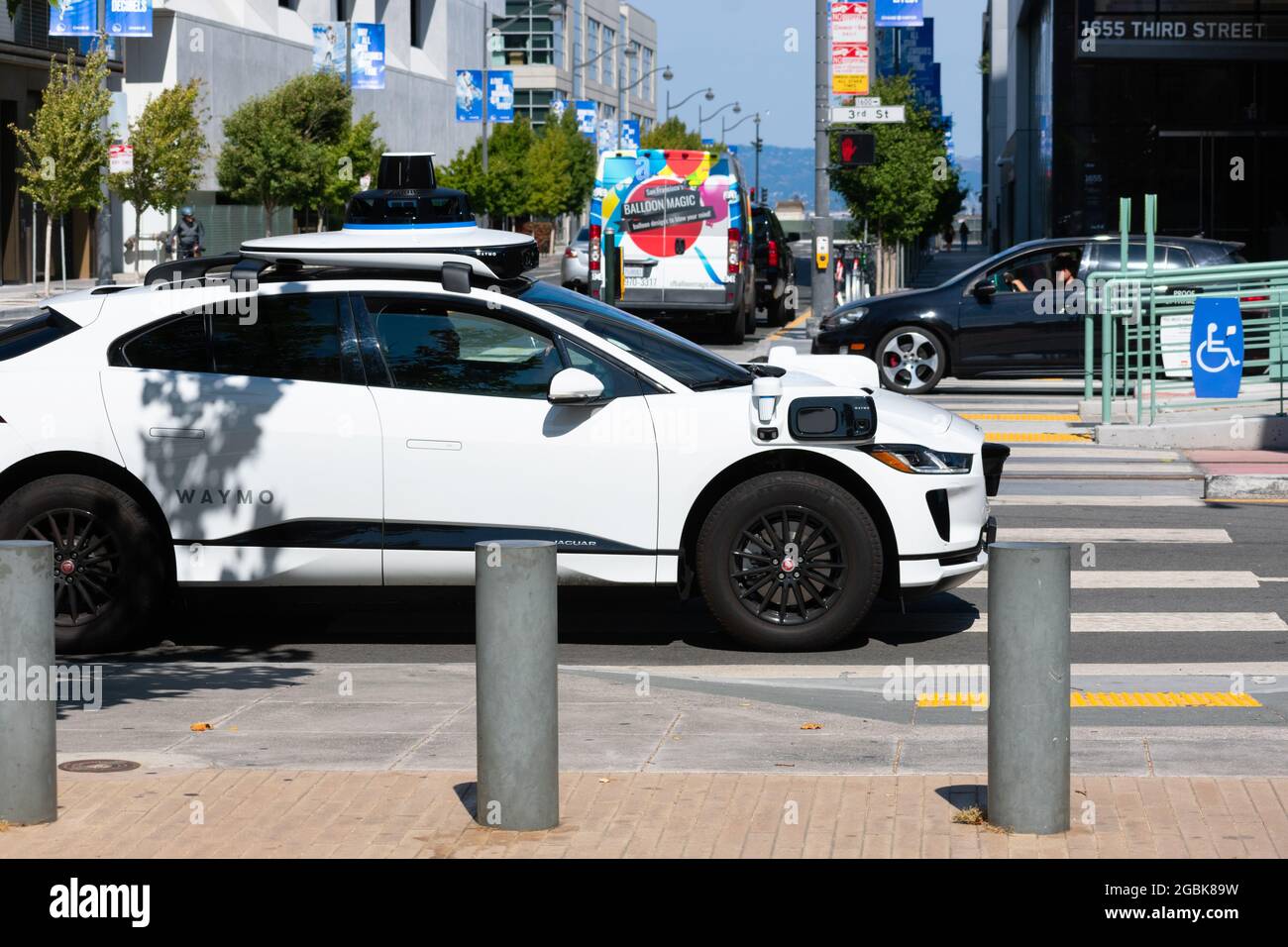 Auto autoportante Waymo Jaguar i-Pace che esegue test su strade urbane. - San Francisco, California, Stati Uniti d'America - 2021 Foto Stock