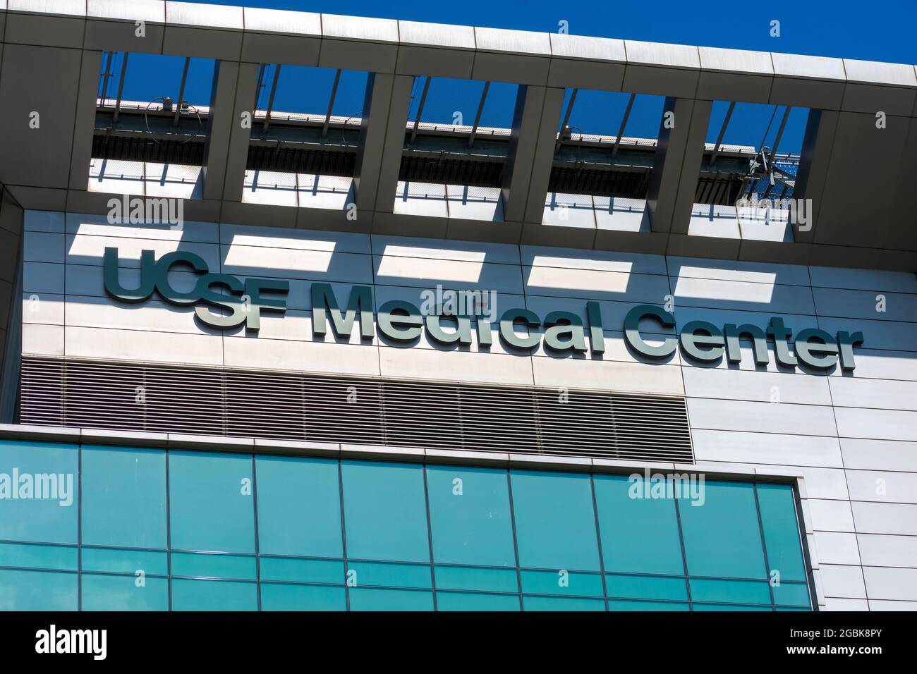 Cartello del Centro medico UCSF sulla facciata dell'ospedale di ricerca e insegnamento. - San Francisco, California, Stati Uniti d'America - 2021 Foto Stock