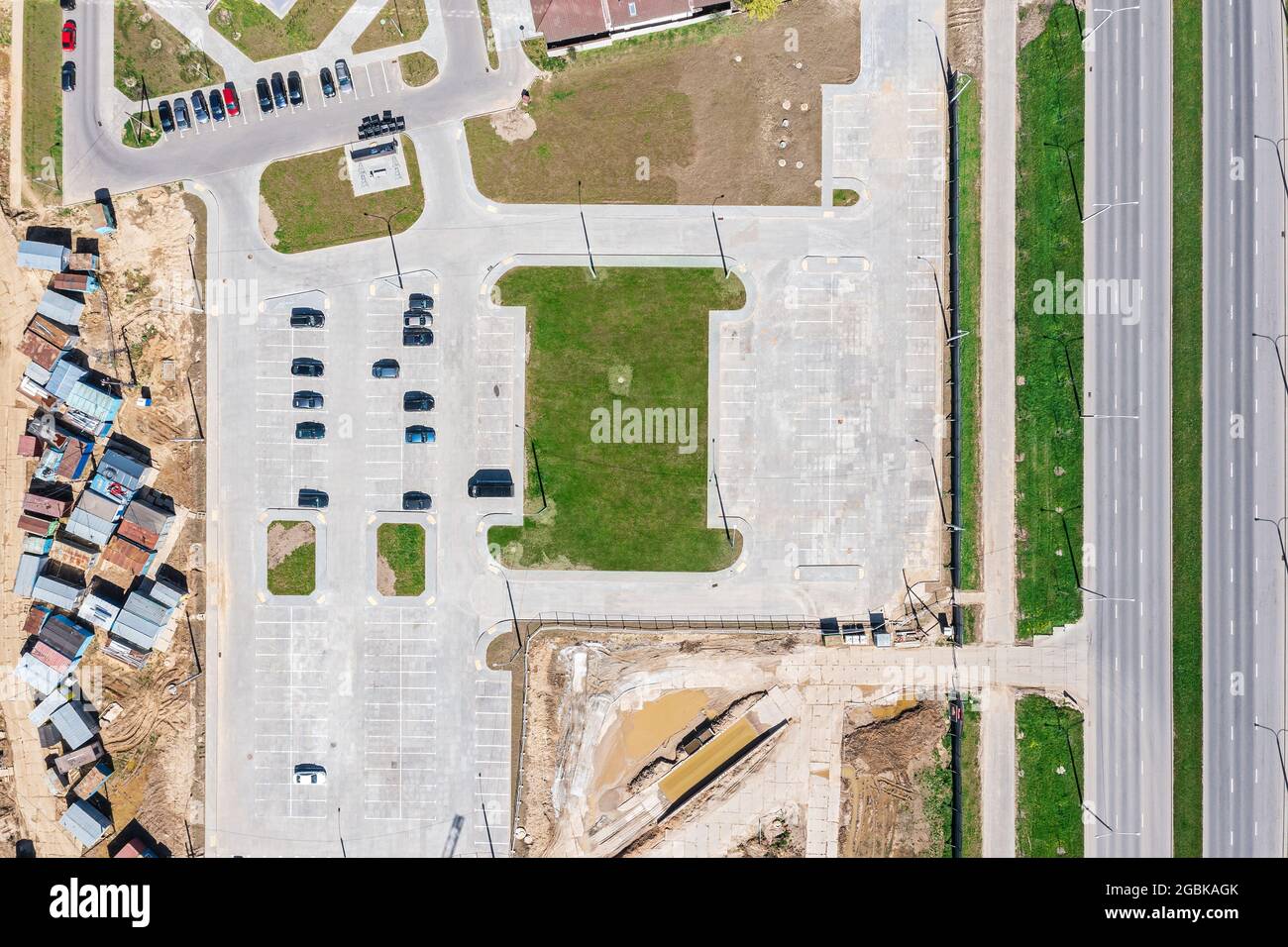 parcheggio vicino al cantiere in zona residenziale. vista aerea dall'alto Foto Stock