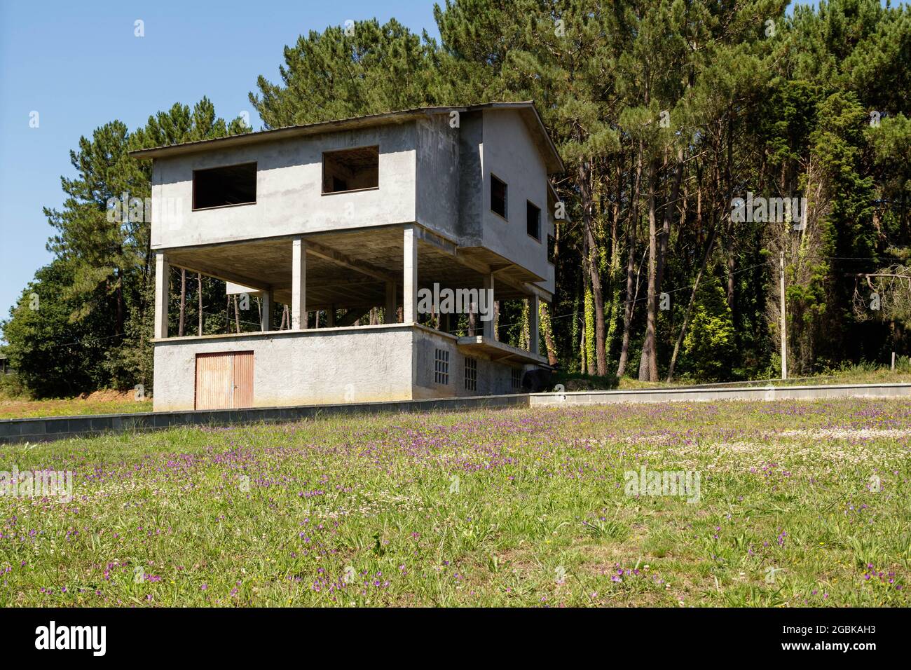 Coruna, Spagna - Luglio 29 2021: Progetto di costruzione incompiuto è vuoto nel nord della Spagna Foto Stock