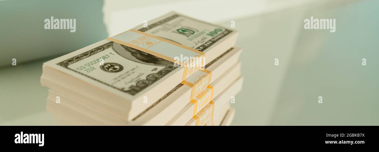 WAD di striscione in contanti. Raccolto panoramico di dollari americani bollette impilate Foto Stock